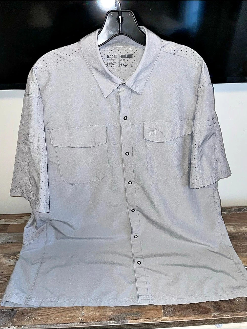 5.11 Short Sleeve Button Down in White Large Like New